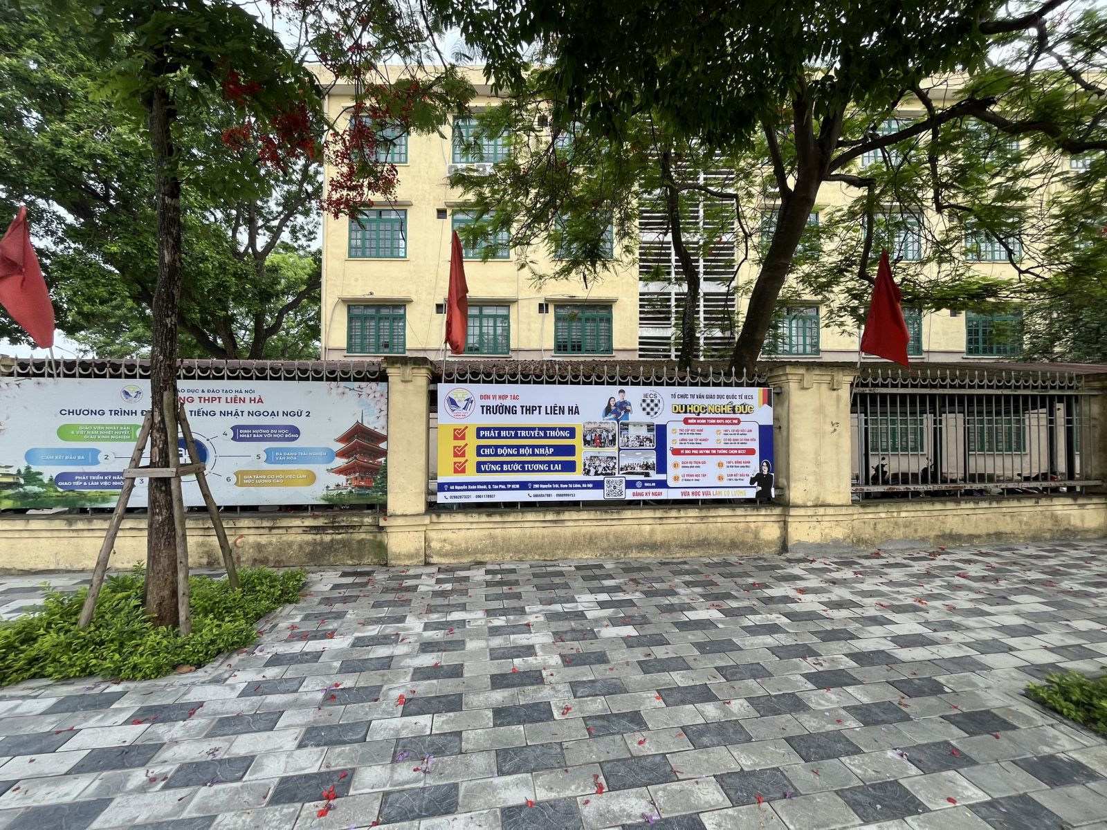 Biển quảng cáo tại các trường học ở khu vực Hà Nội