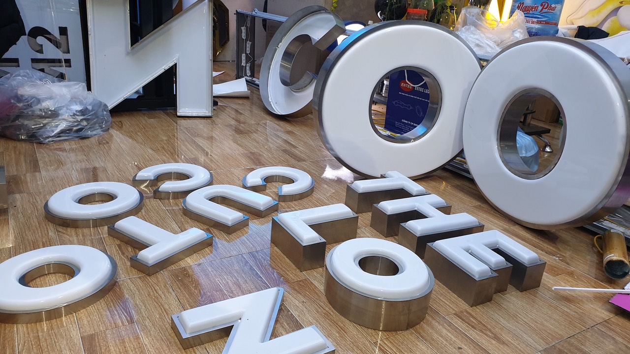 Biển Mica Chữ Nổi – Giải Pháp Quảng Cáo Hiệu Quả Cho Doanh Nghiệp