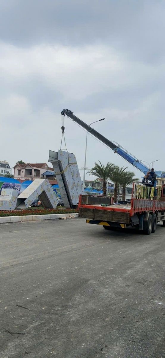 Xe cẩu nâng cấu kiện hình khối công trình tại Phổ Yên Thái Nguyên