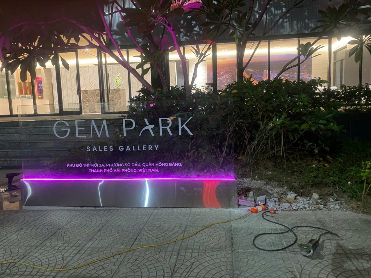 Biển nhận diện GEM PARK Sales Gallery được bố trí ngoài trời tại Hải Phòng