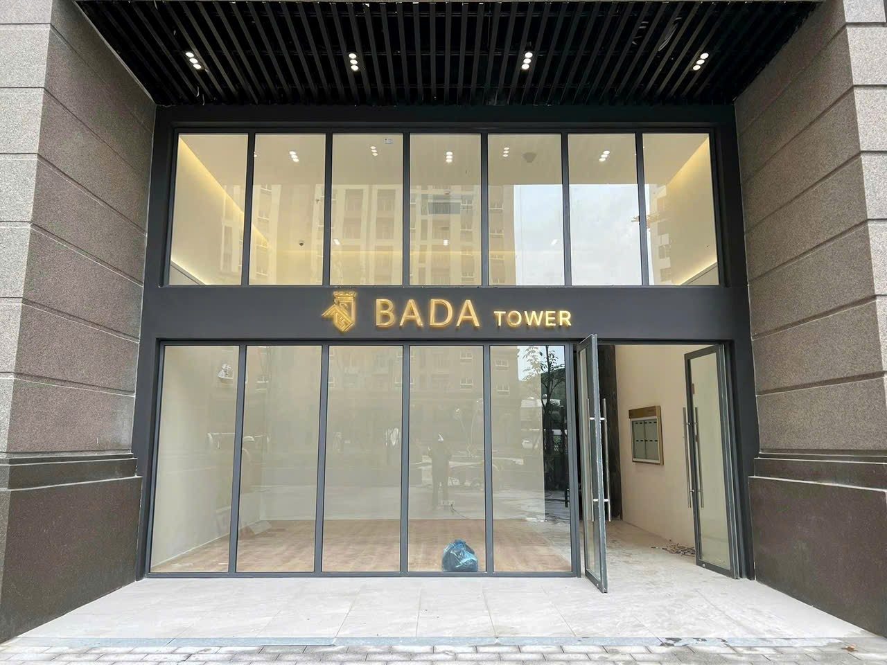 Biển tên BADA TOWER tại lối vào khu vực sảnh tòa nhà ở Quảng Ninh