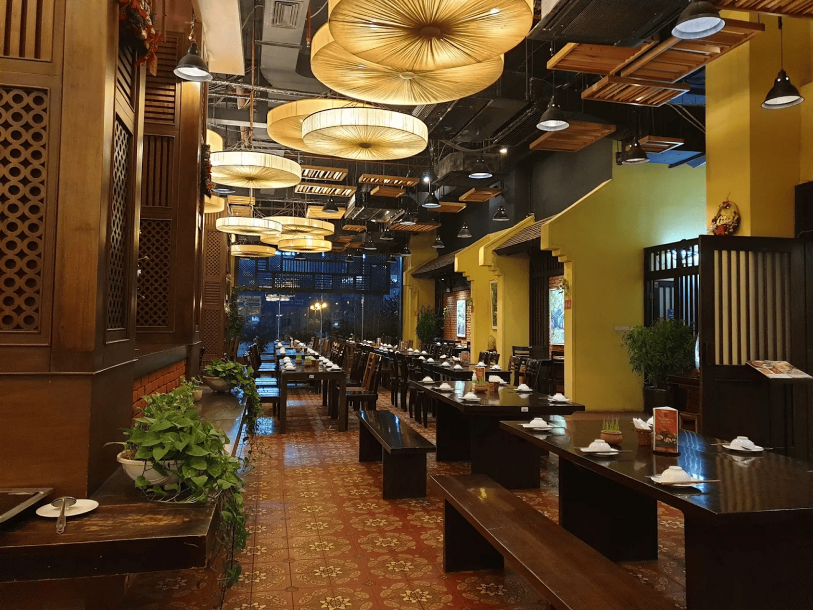 Bien hieu va noi that nha hang