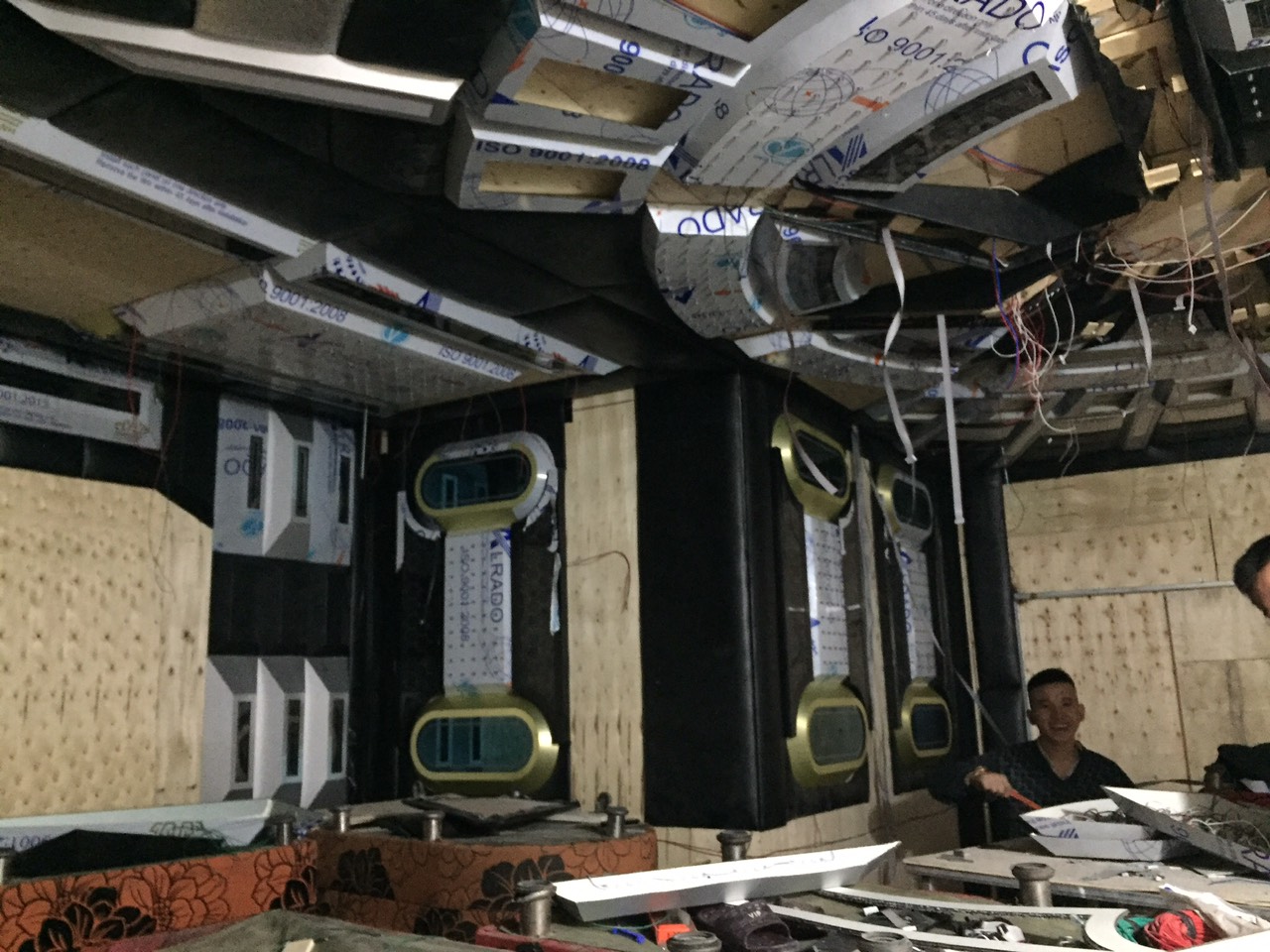 Phòng hát karaoke đang thi công