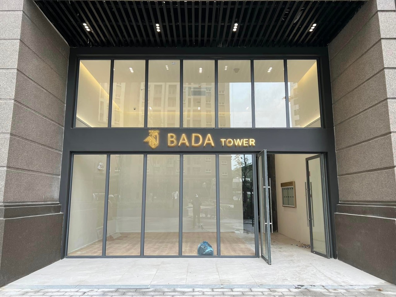 Biển hiệu tên tòa nhà